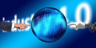Mano humana y robótica tocando una esfera digital — Industria 4.0