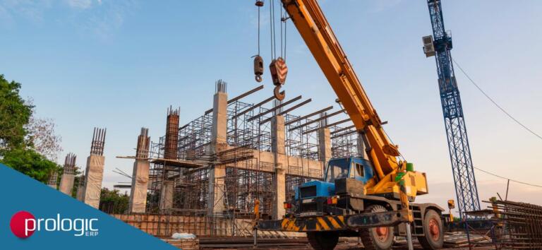 Construcción de edificio con grúa amarilla y estructura de acero en obra. Ambiente industrial al atardecer.