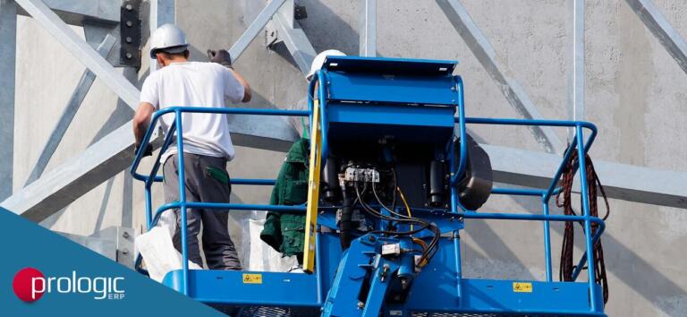 Trabajador en plataforma elevadora azul con casco, realizando mantenimiento en estructura metálica de edificio.