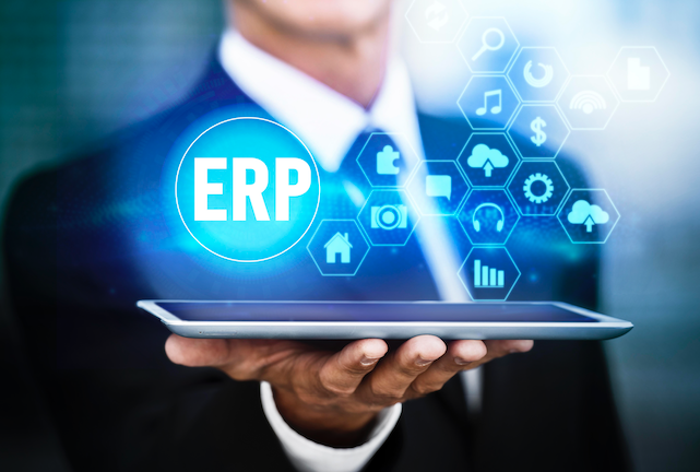 Hombre con tableta mostrando icono ERP, soluciones empresariales digitales