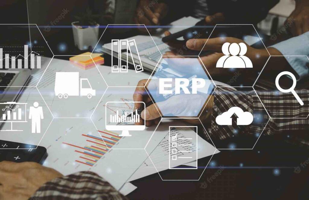 Sistema ERP y tecnología de gestión empresarial con iconos de gráficos y documentos en una oficina.