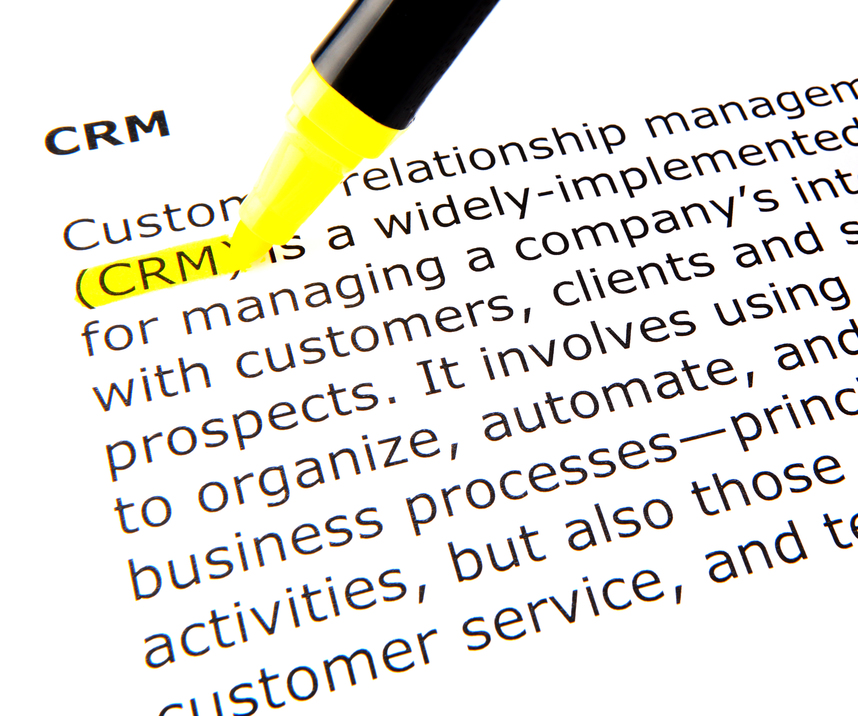 Texto de CRM resaltado en amarillo sobre gestión de relaciones con clientes, con marcador al lado.